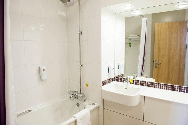 Premier Inn London Enfield Esterno foto