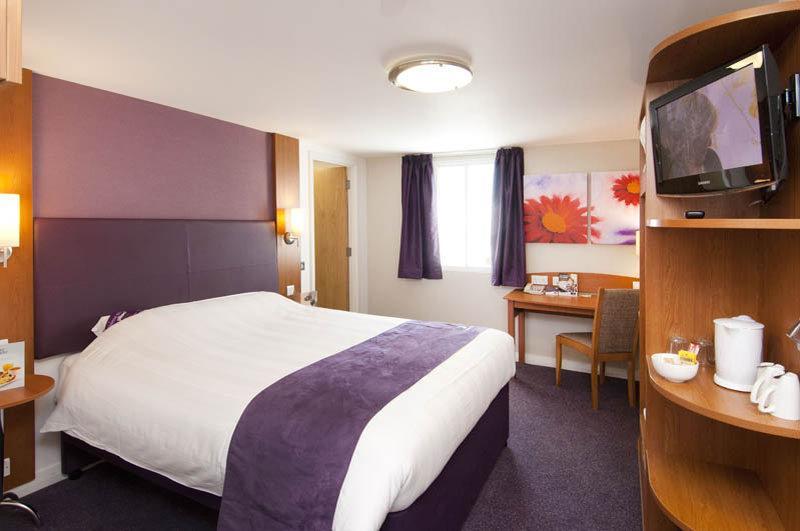 Premier Inn London Enfield Esterno foto