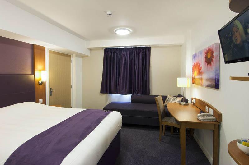 Premier Inn London Enfield Esterno foto